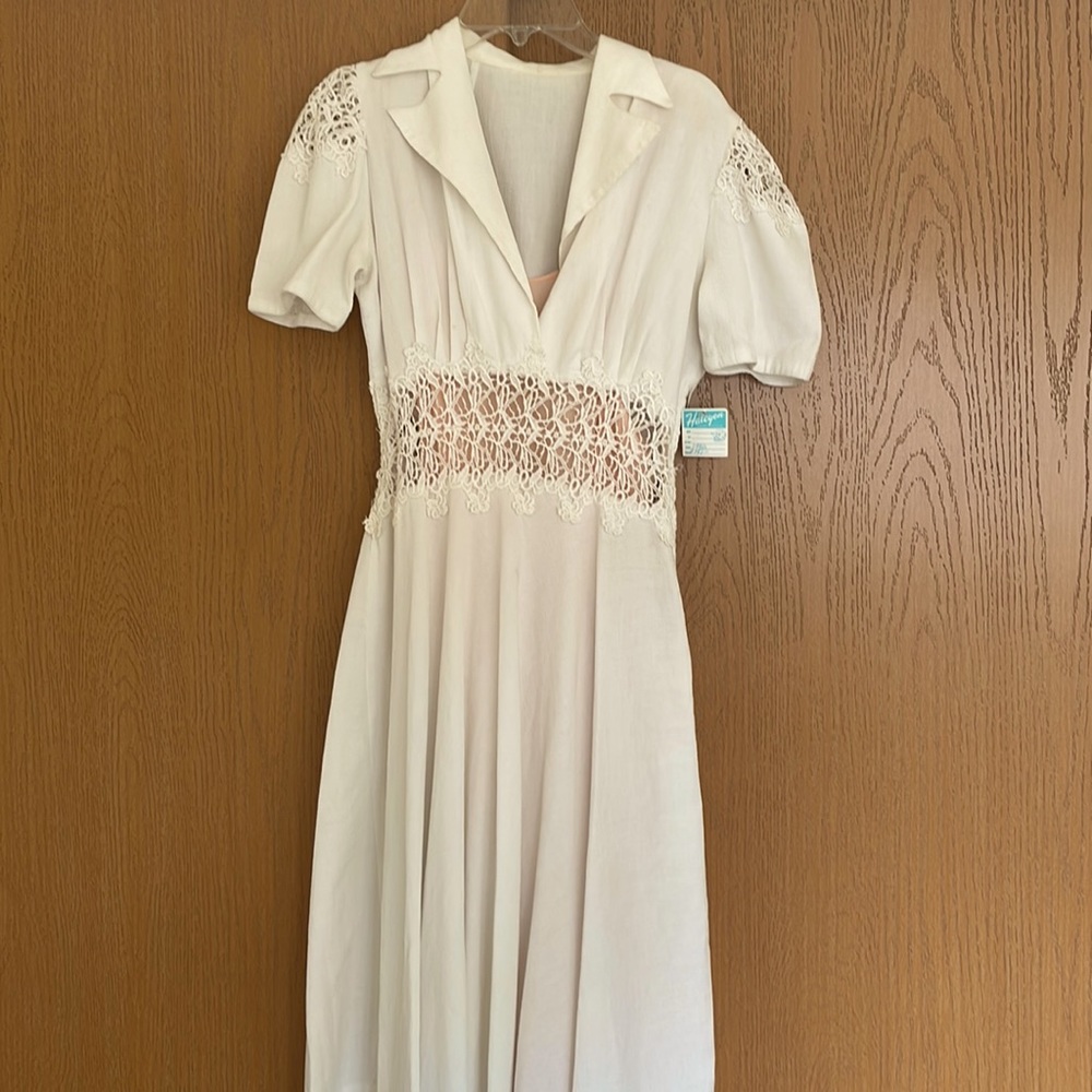 1940’s Vintage Dress. Still has tags on it. Comes with a peach slip underneath.